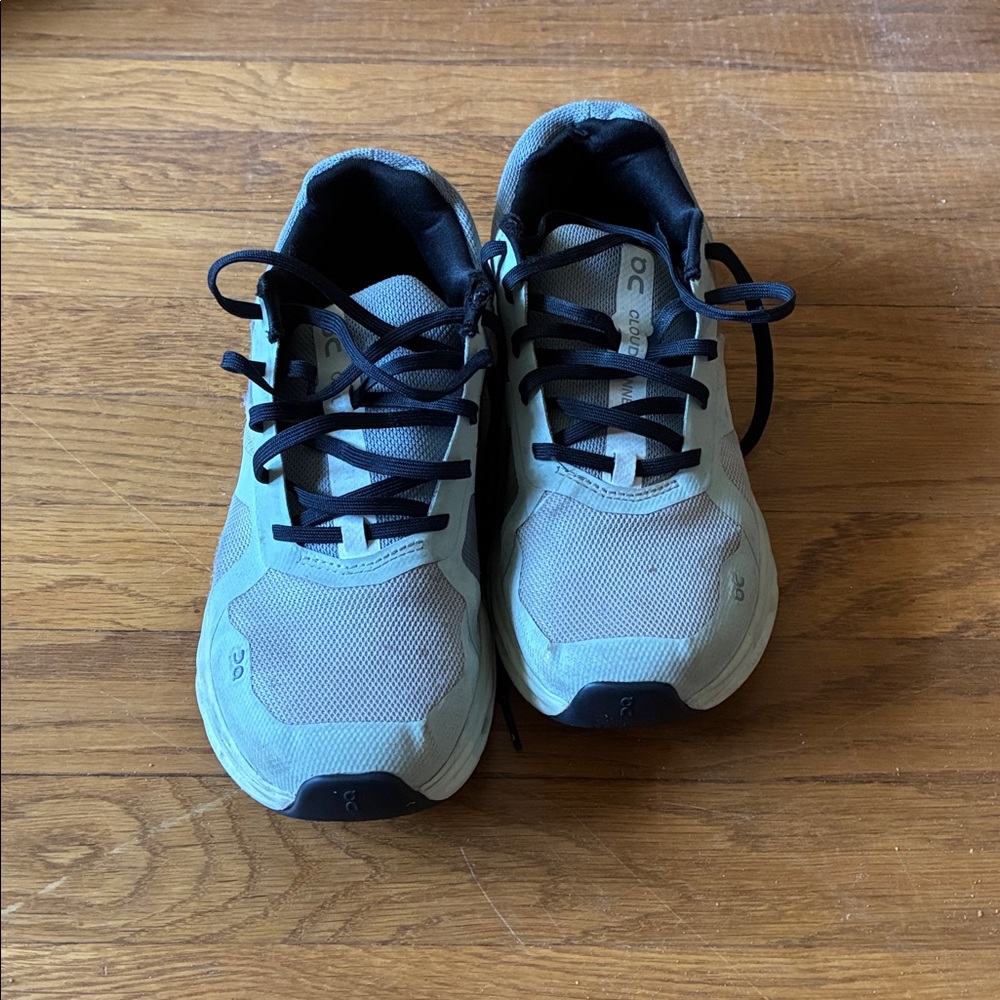 On Running Shoes in Light Gray with Black Accents 46.99019